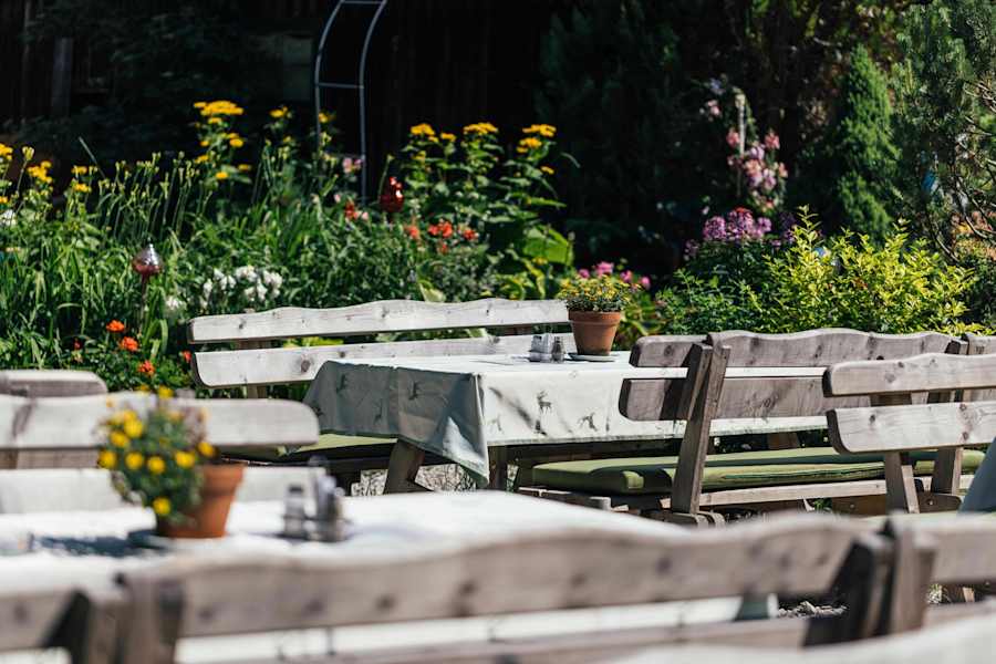 Gastgarten mitten im Blumenmeer auf der Karlhütte