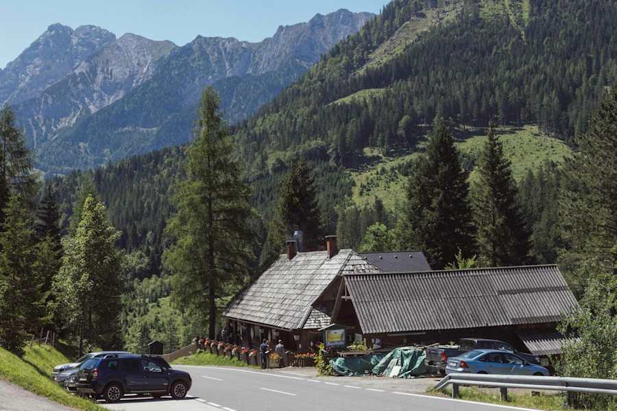 Die Karlhütte liegt direkt an der Hengstpaßstraße