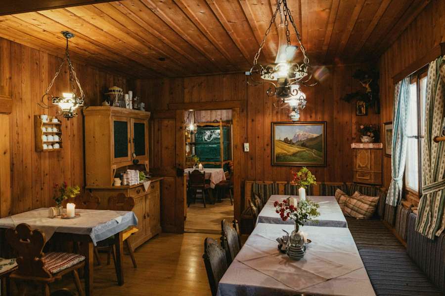 Die urige Stube der Karlhütte