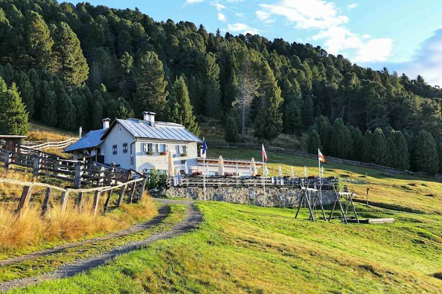 Die Klausner Hütte auf der Alm