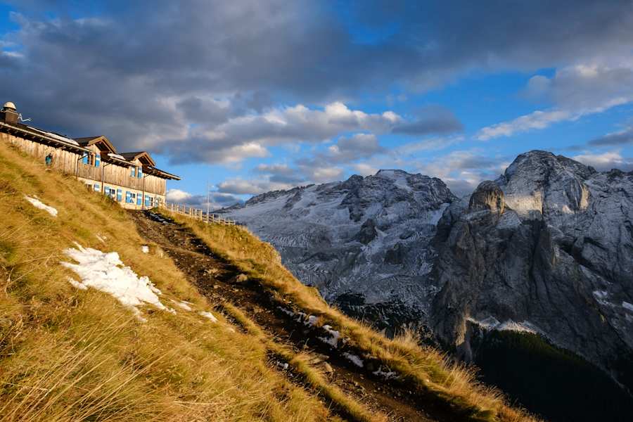 Das Rifugio Viel del Pan im Abendlich und fantastischer Aussicht.