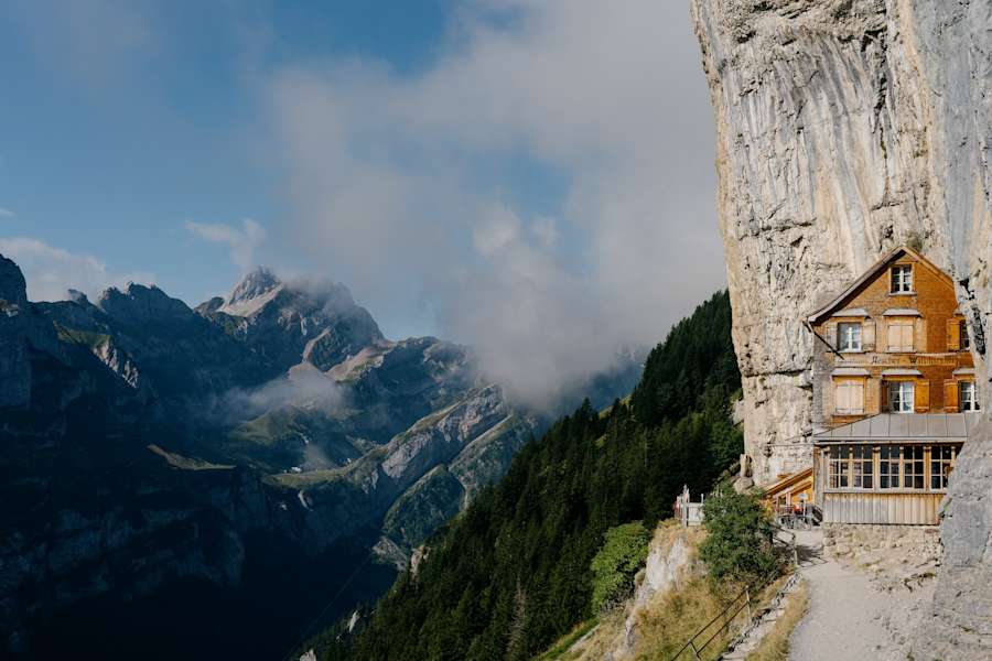 Das bekannte Aescher Wildkirchli im Appenzellerland