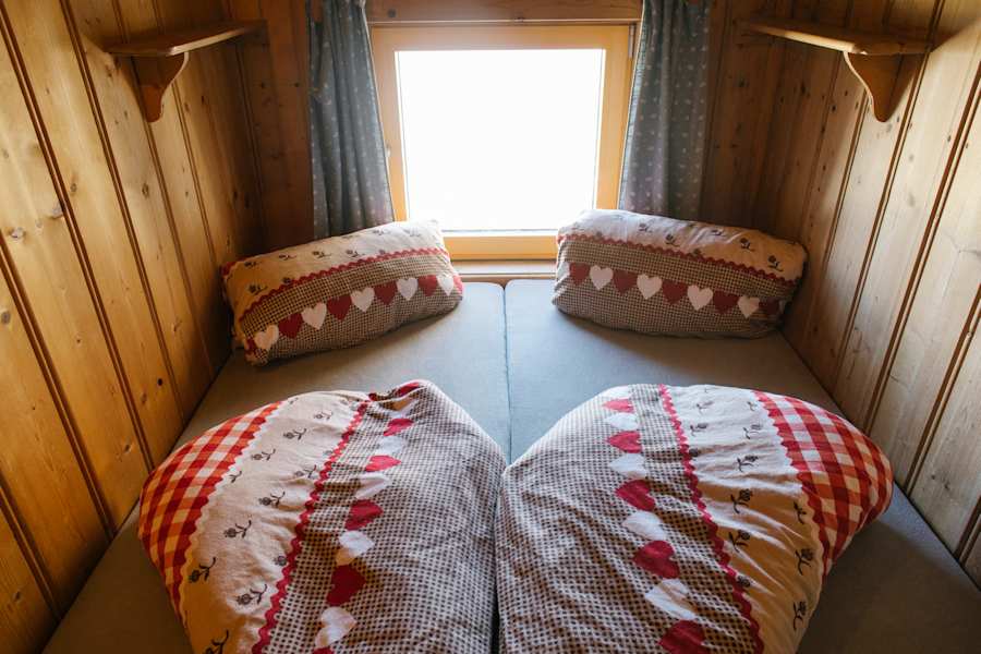 Ein Doppelbett auf der Meilerhütte.