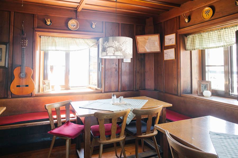Die Stube der Meilerhütte.