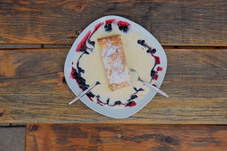Topfenstrudel mit Vanillesauce auf der Michlbauerhütte