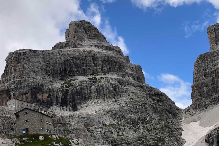 Das Rifugio Pedrotti und die Tosa Hütte darunter