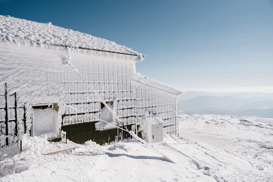 Aufgrund der exponierten Lage ist die Hütte Wind und Wetter extrem ausgesetzt.