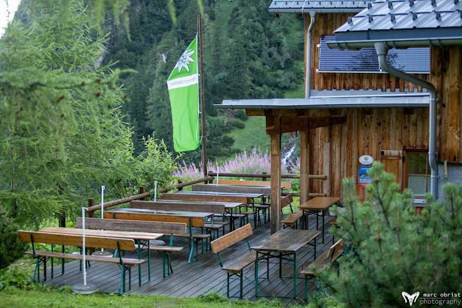 Die Terrasse der Hütte lädt zum Verweilen ein