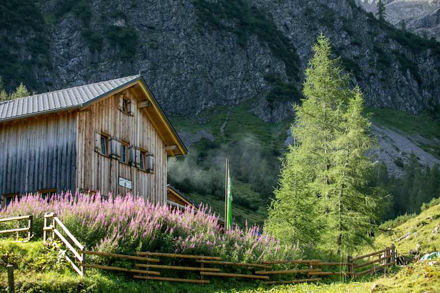 Die Sarotlahütte ist perfekter Ausgangspunkt für Wanderer und Kletterer
