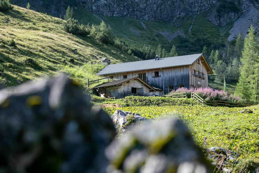 Die Sarotlahütte liegt auf 1.611 m im Rätikon in Vorarlberg.