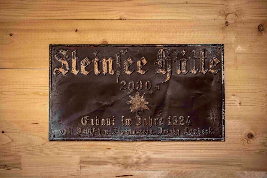 Das originale Hüttenschild der Steinseehütte befindet sich heute im Innenraum der Hütte.