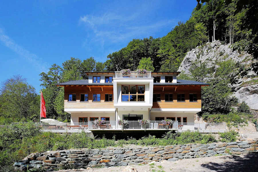 weichtalhaus_nf_ausbildungs_u_kletterzentrum_weichtalhaus_aussen_2