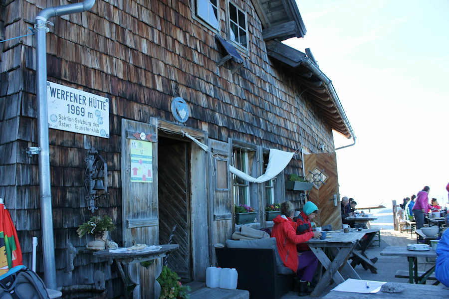 Die Terrasse auf der Werfener Hütte