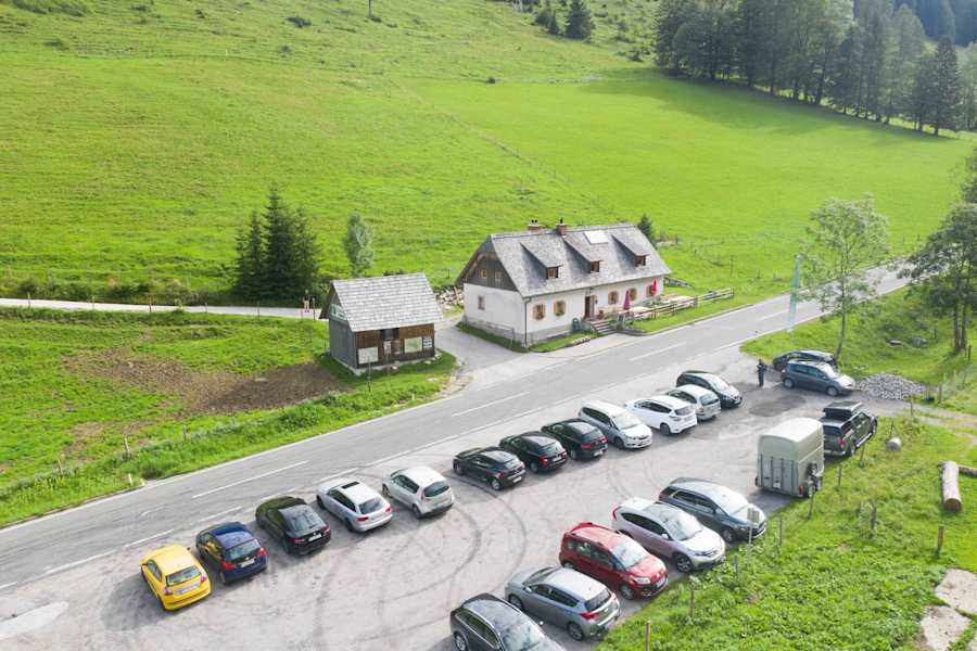 Gegenüber der Zickerreith befindet sich ein Parkplatz.