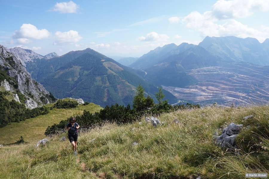 Über den Südwandsteig überwinden wir die Geländekante und gelangen auf eine Hochfläche.