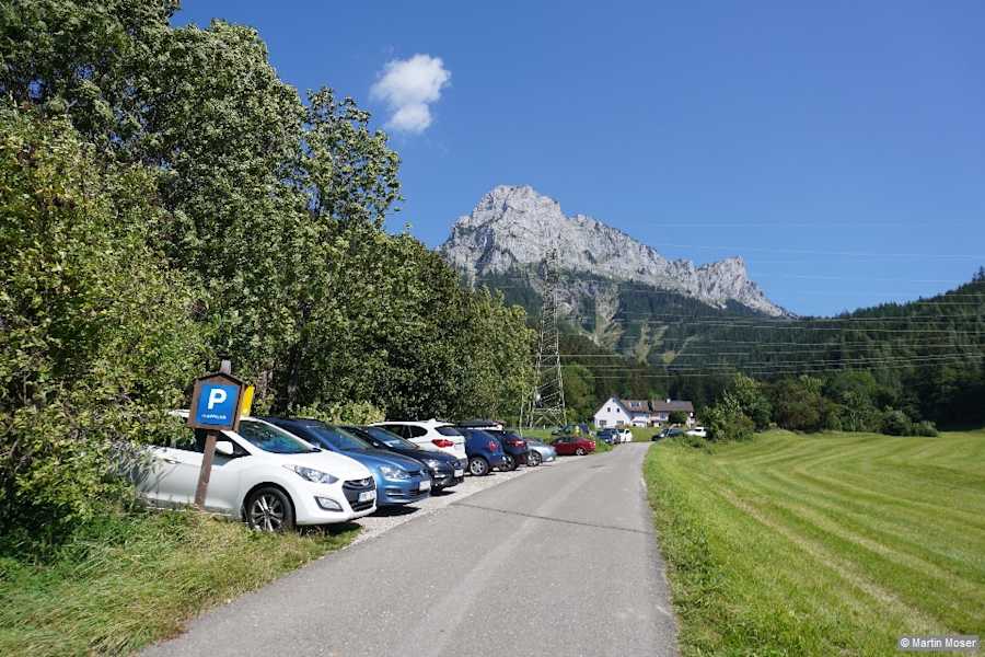 Vorbei am Parkplatz Pfaffenstein folgen wir dem markierten Aufstiegsweg 826 (Südwandsteig bzw. Schrabachersteig) bergwärts.