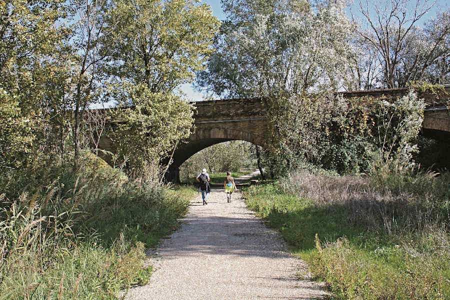 Straßenbrücke