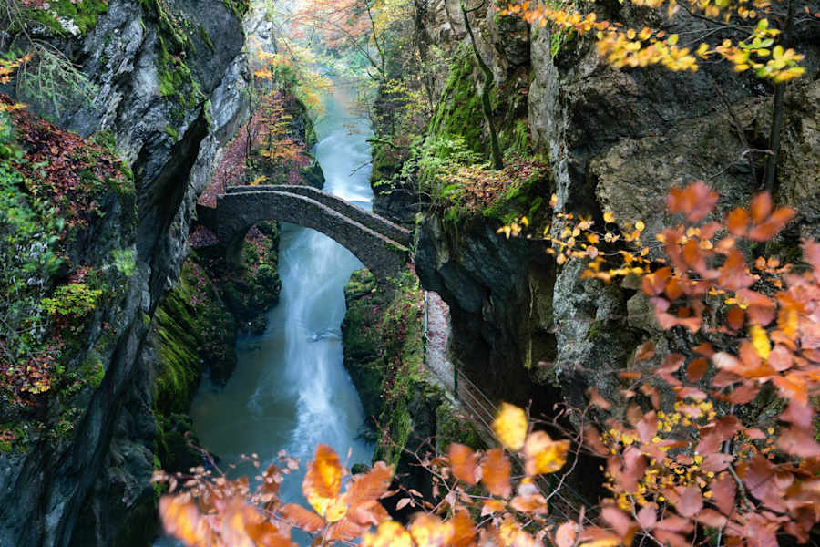 Schönes Farbenspiel im Herbst an der Areuse