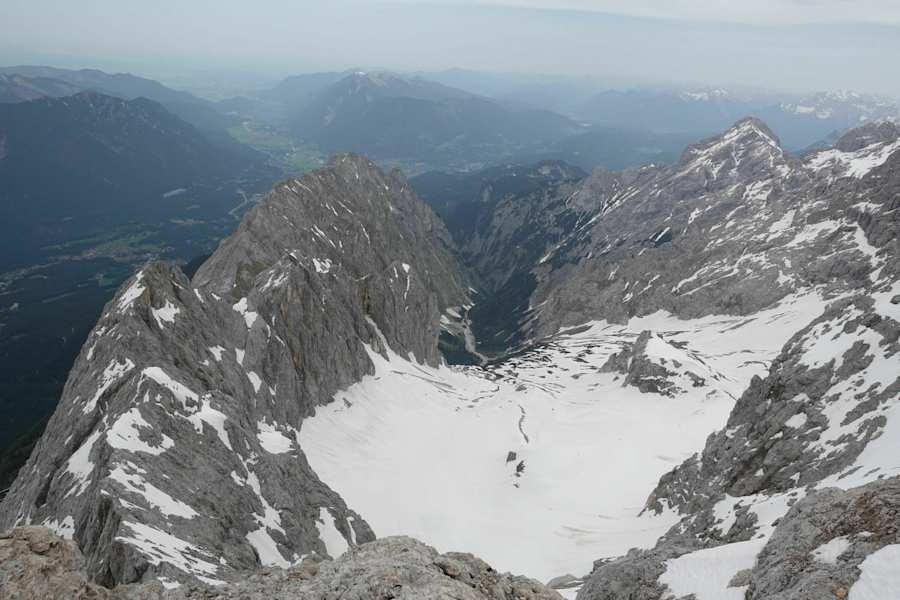 Blick vom Zugspitzgipfel (2.962 m) in Richtung Waxensteinkamm (links) und Höllental, das sich Anfang Juni zumeist noch tief eingeschneit präsentiert.