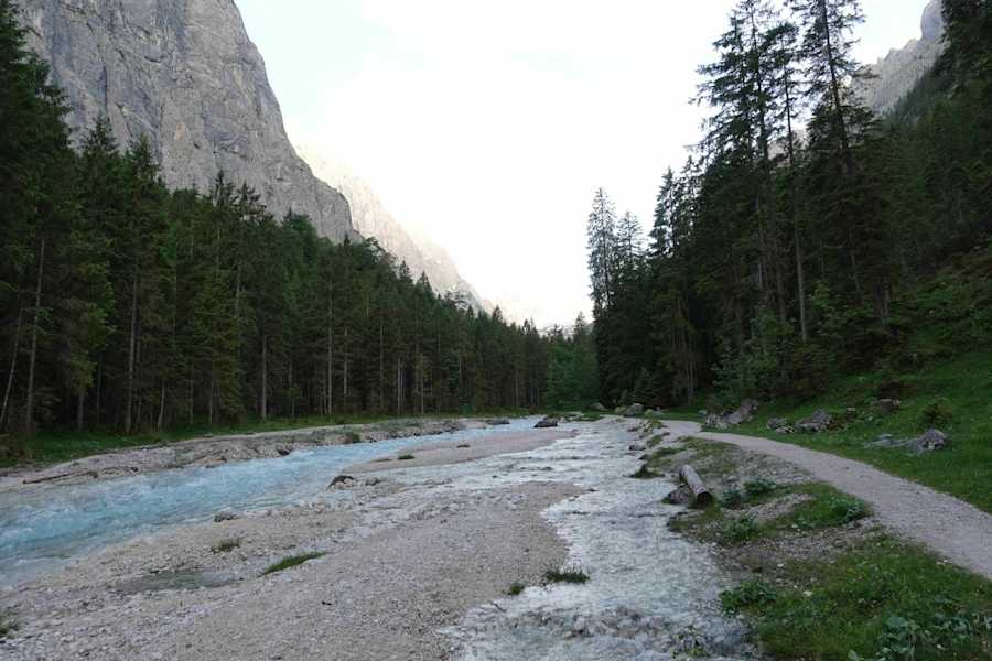 Die junge Partnach bei der Bockhütte (1.052 m). Rechts der flache Aufstiegsweg Richtung Reintalangerhütte (1.370 m).