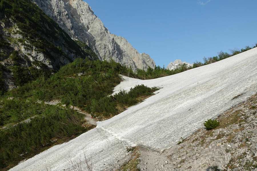 Im Frühsommer muss man auf dem Weg zur Reintalangerhütte (1.370 m) noch einige harmlose Altschneefelder queren.