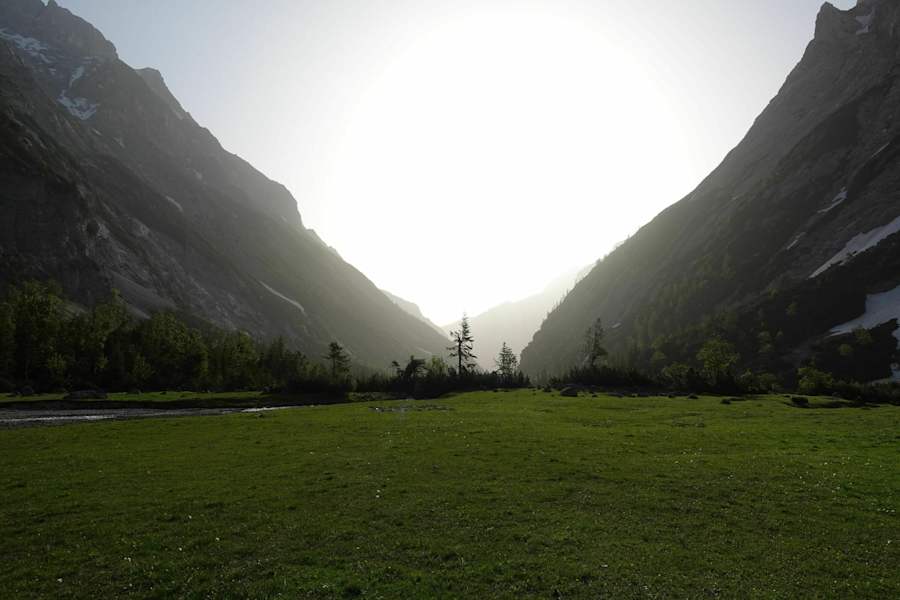 Der flache Talboden des Oberen Angers (1.440 m) mit dem Blick talauswärts nach Osten.