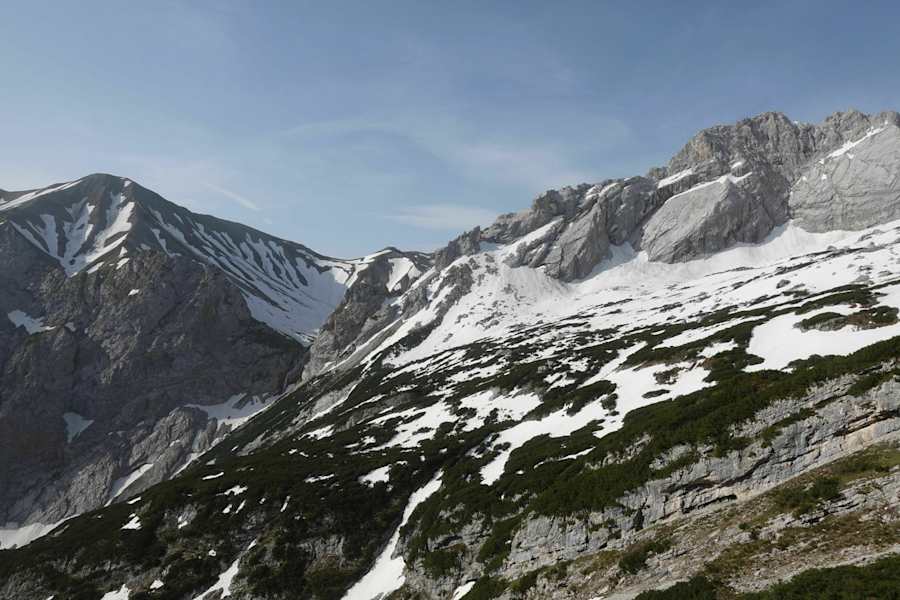Blick von der Knorrhütte (.2052 m) zum Hohen Kamm (links) und zum Gatterl (1.897 m) in Bildmitte.