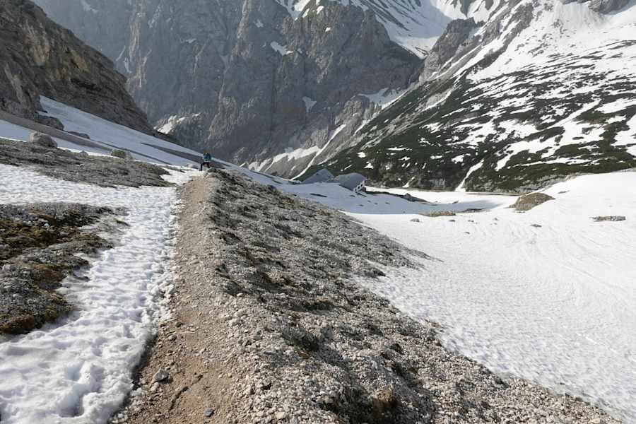 Knapp oberhalb der Knorrhütte (2.052 m) ist der Weg im Frühsommer noch oft von Altschnee bedeckt