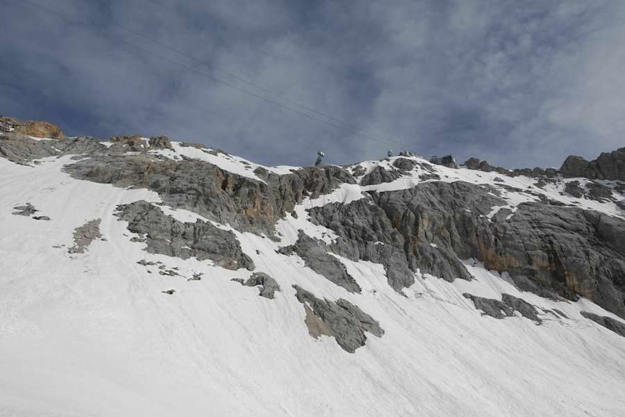 Blick vom Zugspitzplatt Richtung Zugspitzgipfel (2.962 m). Wenn der Anstieg im Frühjahr bzw. Frühsommer noch so stark von Altschnee bedeckt ist, empfiehlt es sich dringend, mit der Gletscher-Seilbahn auf den Gipfel zu fahren!