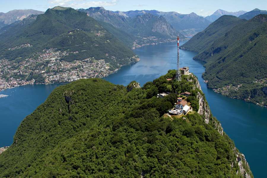 Blick auf den imposanten Gipfel des Monte San Salvatore
