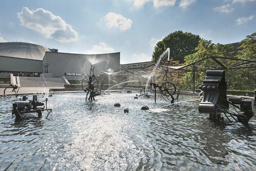 Tinguely-Brunnen vor dem Theater