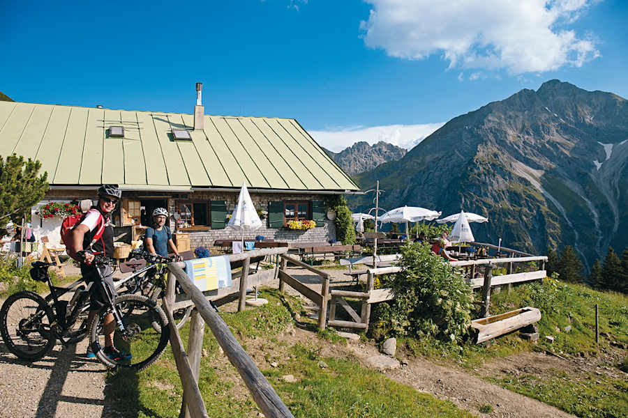 An der Innerkuhgehrenalpe erwartet uns ein herrlicher Blick hinab ins Kleinwalsertal.