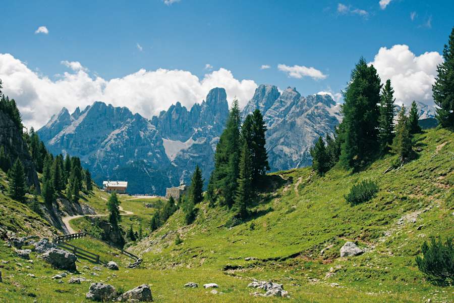 Blick über die Dürrensteinhütte zur Cristallo-Gruppe.