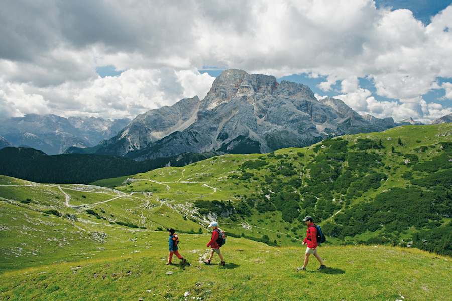 Die Hohe Gaisl dominiert den Horizont im Westen.