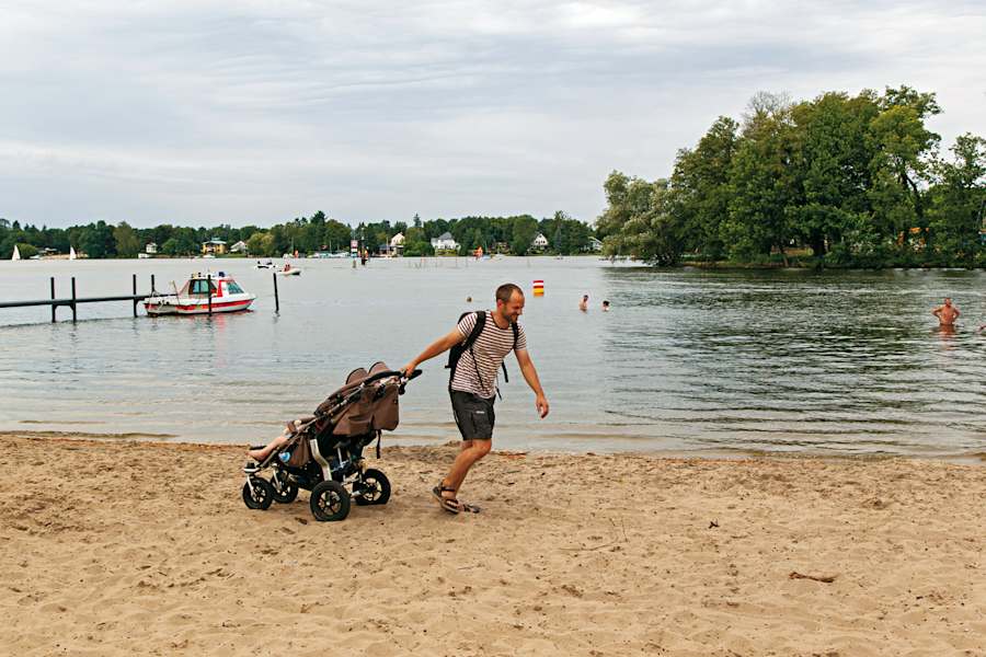 Schön zum Liegen, schwer zum Schieben: Badestrand an der Badestelle in Schmöckwitz.