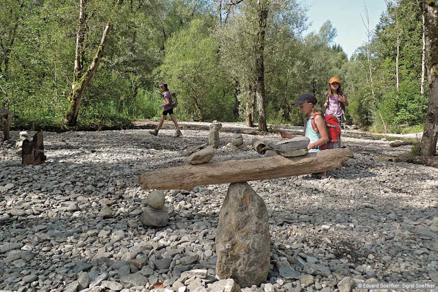 Die Auwaldlandschaft an der Starzlach ist ein herrlicher Naturspielplatz.
