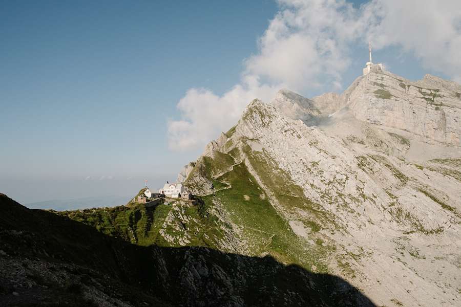 Berggasthaus Tierwis vor dem Säntis