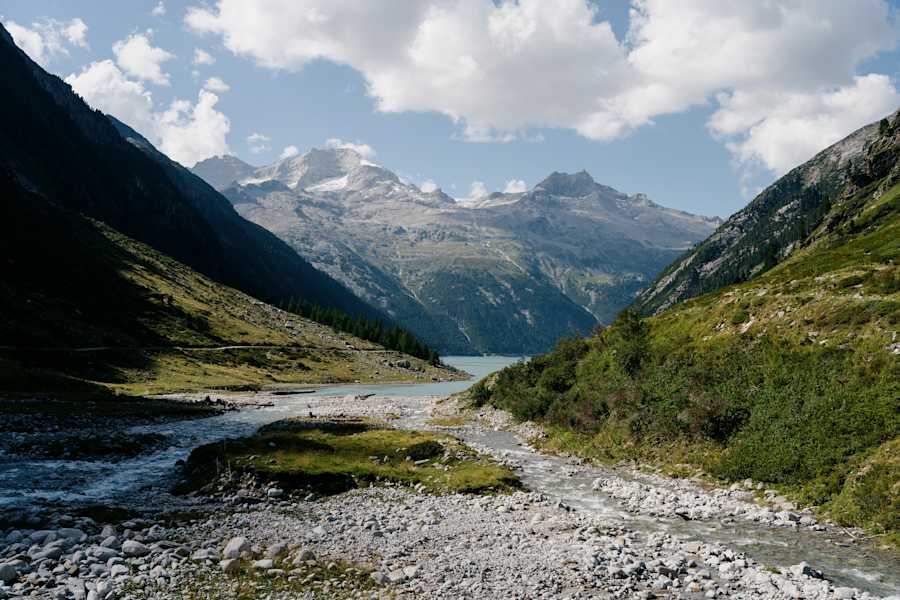 Blick vom Schlegeis Stausee auf die Olpererhütte