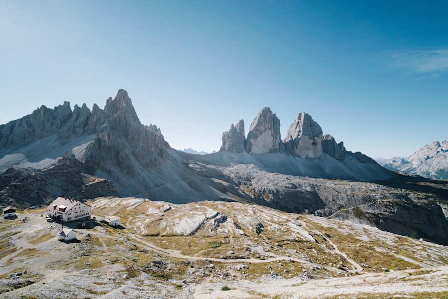 Blick auf die Drei Zinnen (rechts) von Norden aus gesehen, dem Paternkofel (2.744 m) und der Dreizinnenhütte.
