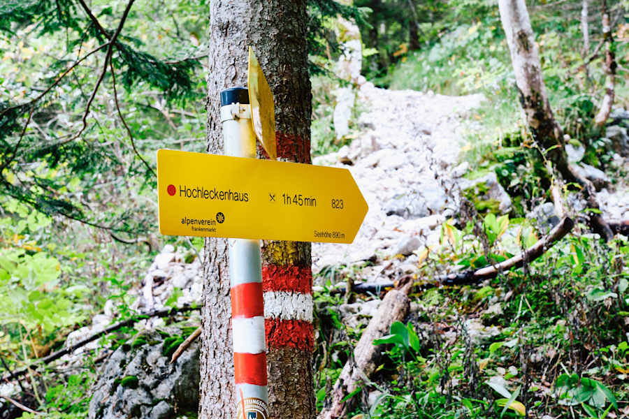Der Wegweiser weist den richtigen Weg zum Hochleckenhaus.