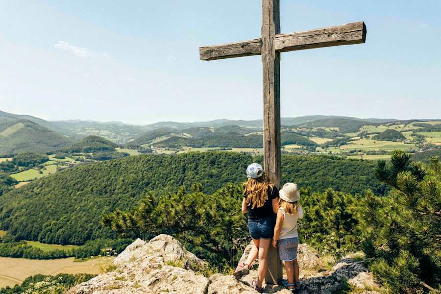 Unweit des Peilstein-Hauses befindet sich das Gipfelkreuz des Peilsteins.