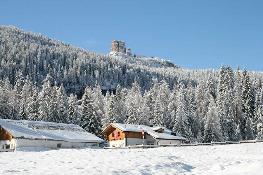 Die Malga Peziè de Parù in verschneiter Winterlandschaft bei Cortina.