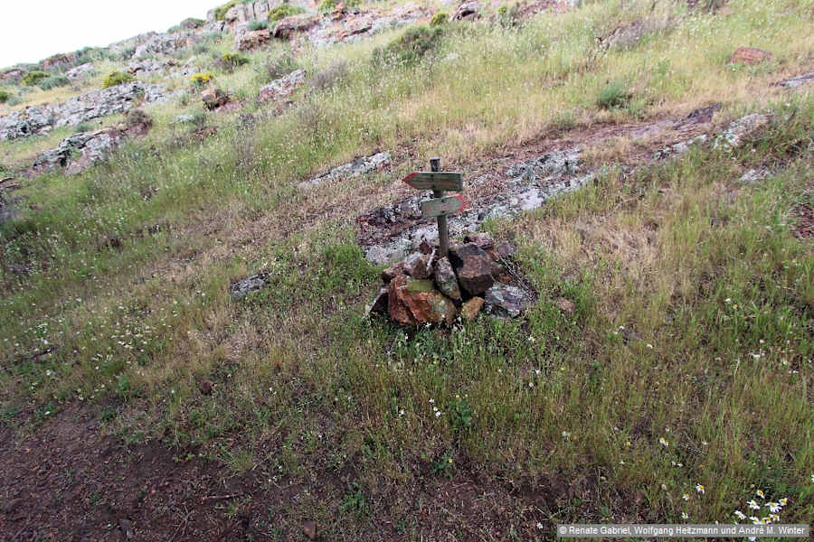 Wegweiser am Kamm nordwestlich des Monte Mar di Campanna