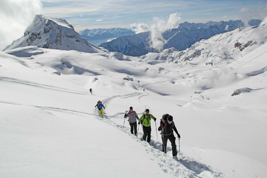 Tourengruppe unterwegs in Richtung Rofanspitze