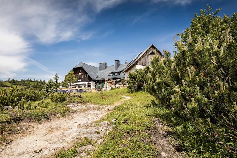 Die gemütliche Sonnschienhütte lädt zur wohlverdienten Einkehr ein.