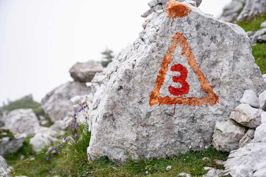 Markierung am Dolomiten Höhenweg Nr. 3