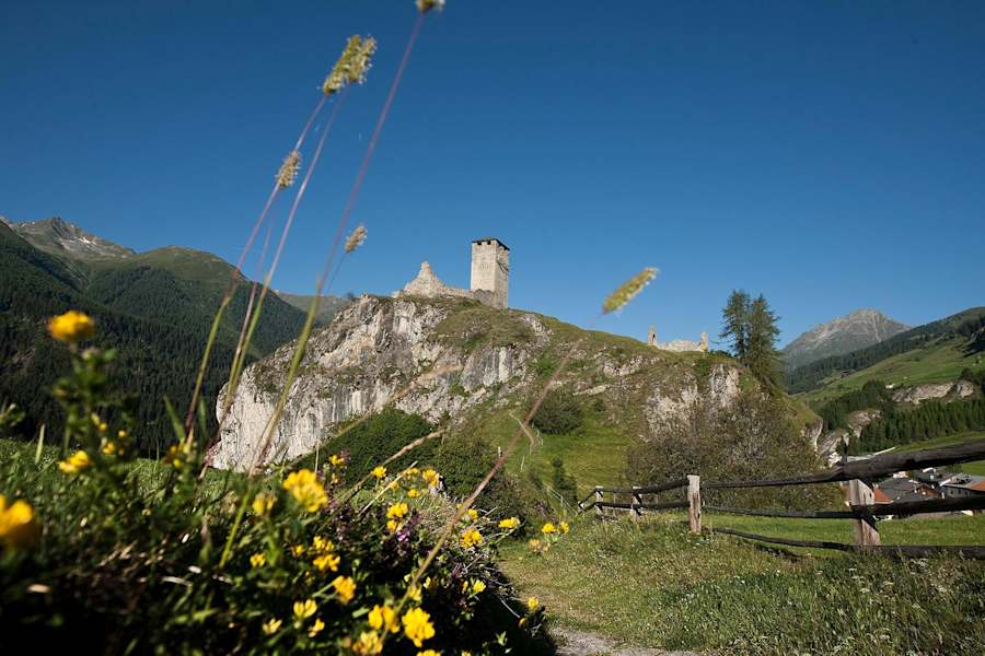 Burgruine Steinsberg in Ardez