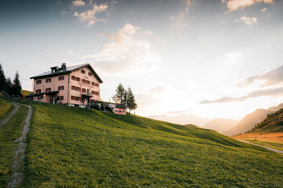 Sonnenaufgang beim Berggasthaus Beverin uf dem Glaspass