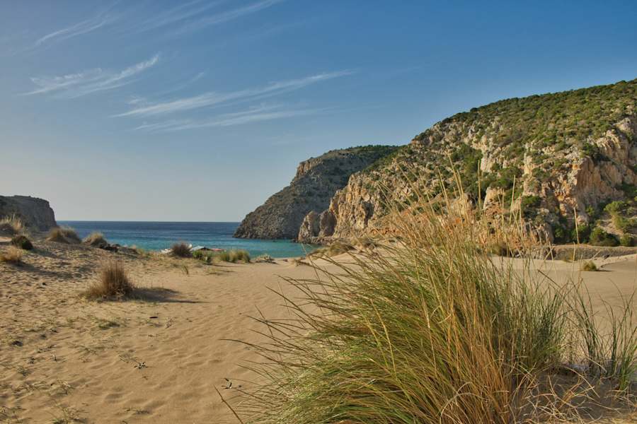 Der Sandstrand an der Cala Domestica