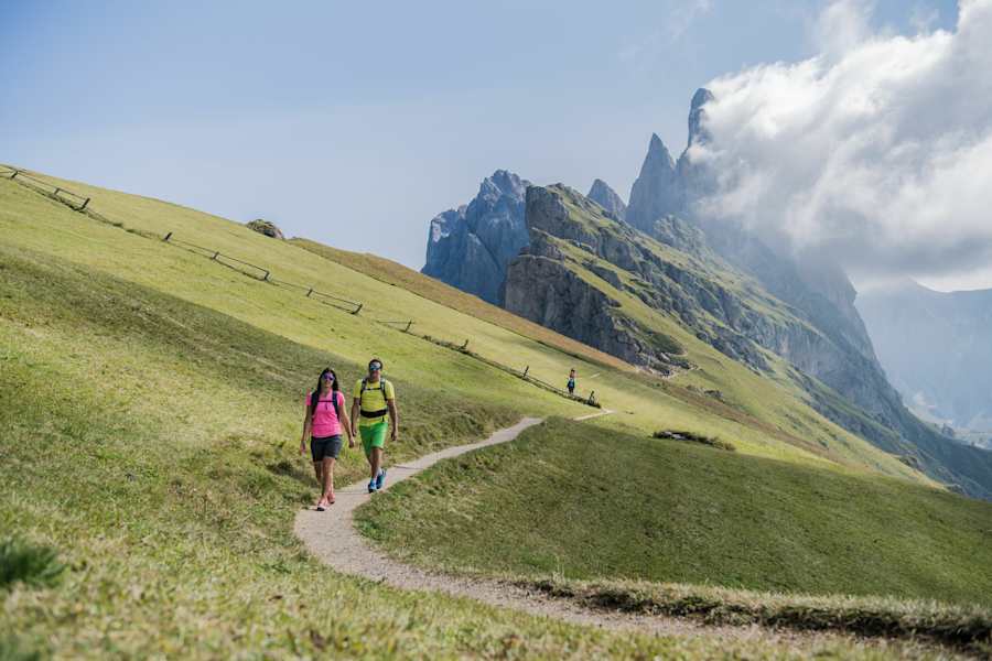 Blick von der Seceda zu den Fermedatürmen in der Geislergruppe